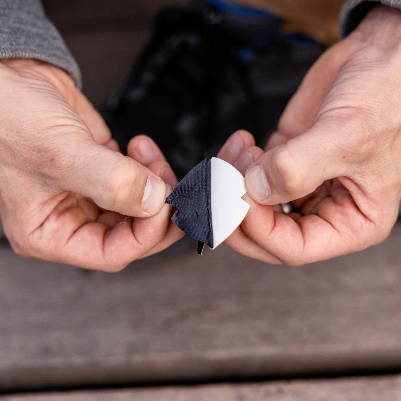 Vaatelaastari® FabPatch™ on laadukas ja helppo korjauspaikka koiran takkeihin.