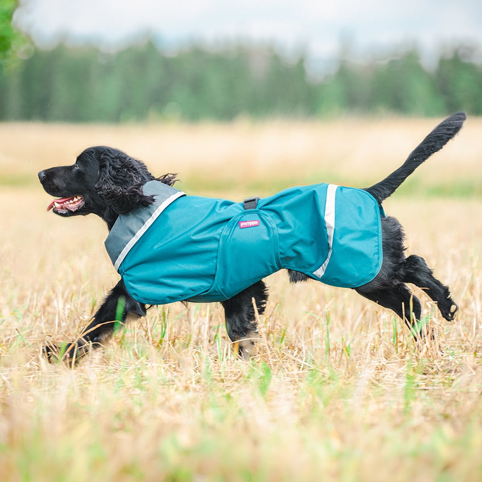 SadePomppa is a durable and lightweight raincoat for year-round use.